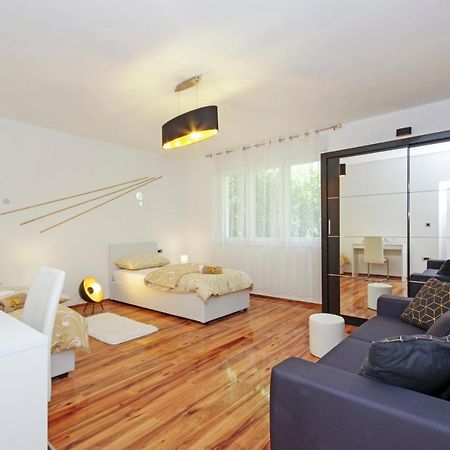Split Symphony Veranda: Modern, New Apartment Bagian luar foto