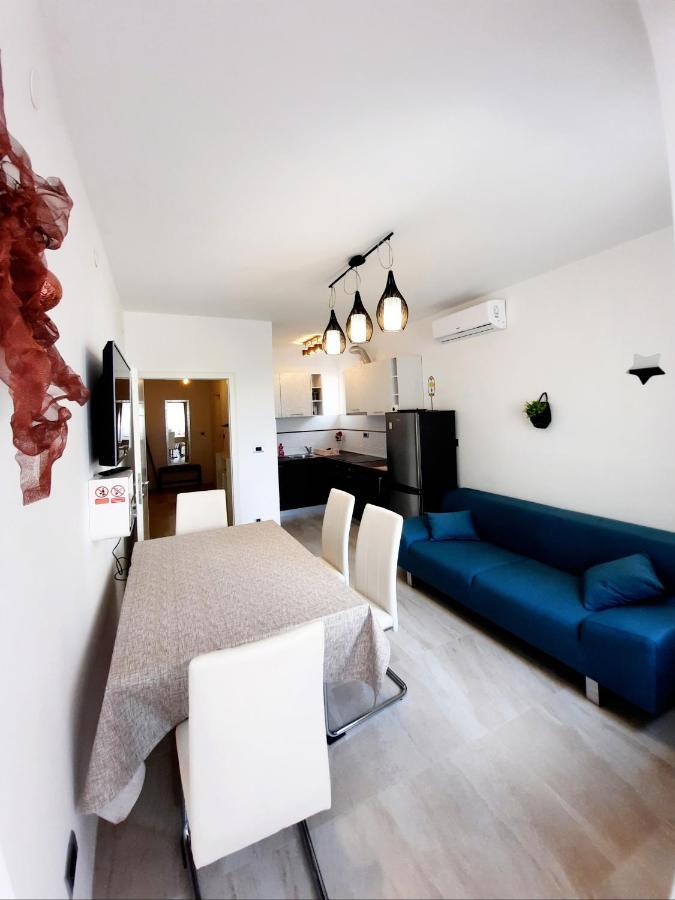 Split Symphony Veranda: Modern, New Apartment Bagian luar foto