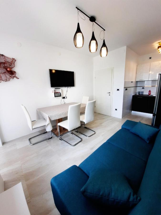 Split Symphony Veranda: Modern, New Apartment Bagian luar foto