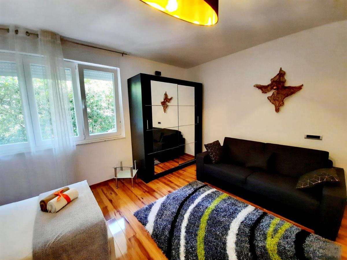 Split Symphony Veranda: Modern, New Apartment Bagian luar foto