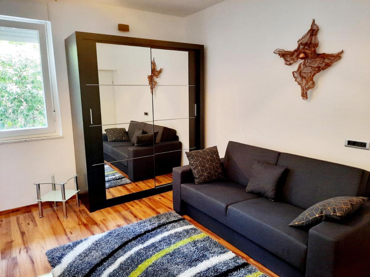 Split Symphony Veranda: Modern, New Apartment Bagian luar foto