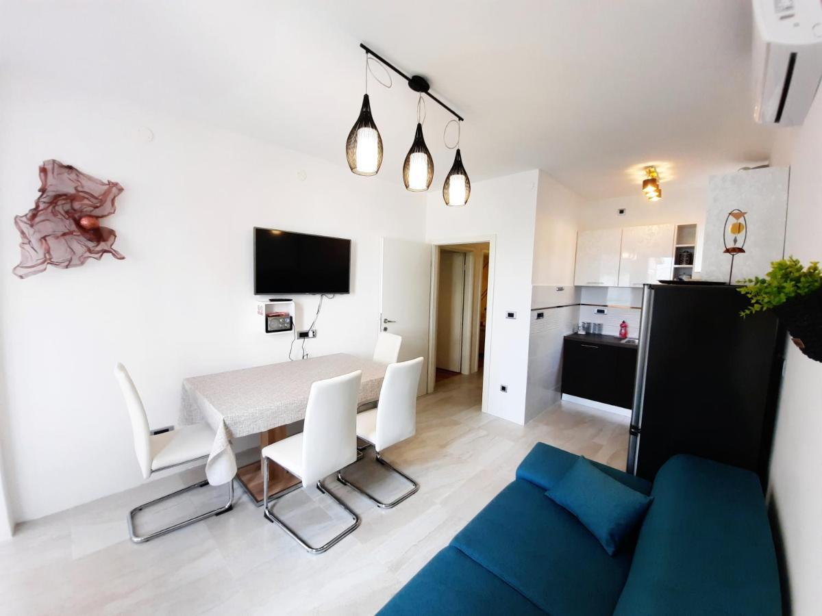 Split Symphony Veranda: Modern, New Apartment Bagian luar foto