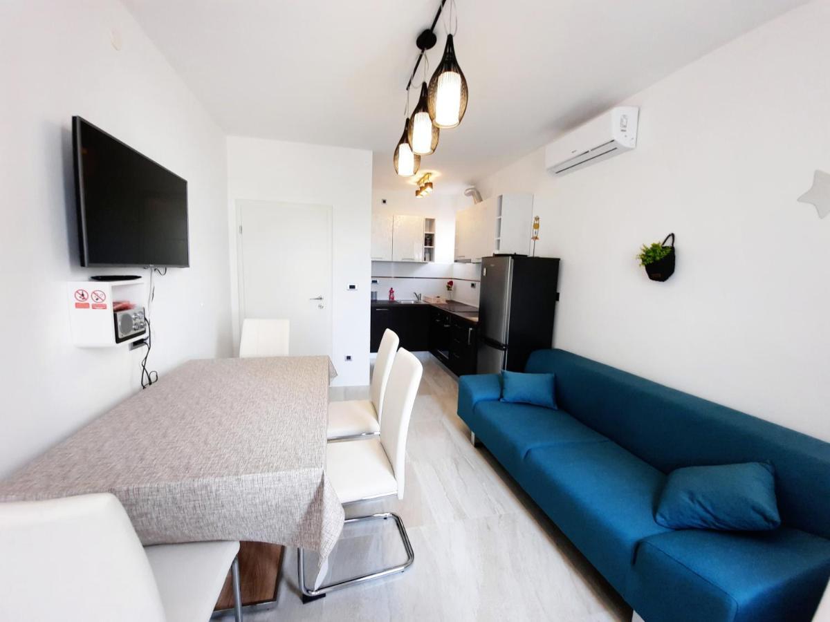 Split Symphony Veranda: Modern, New Apartment Bagian luar foto