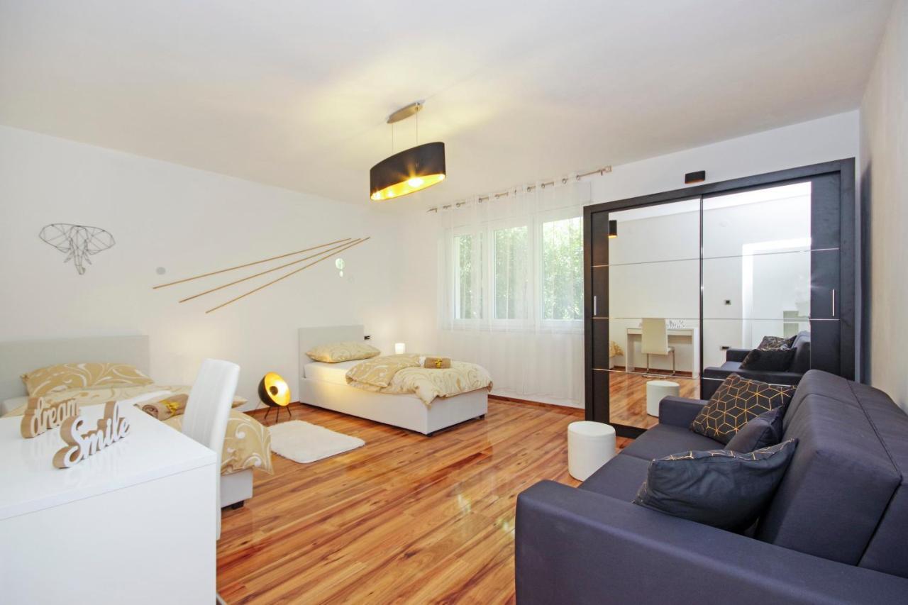 Split Symphony Veranda: Modern, New Apartment Bagian luar foto