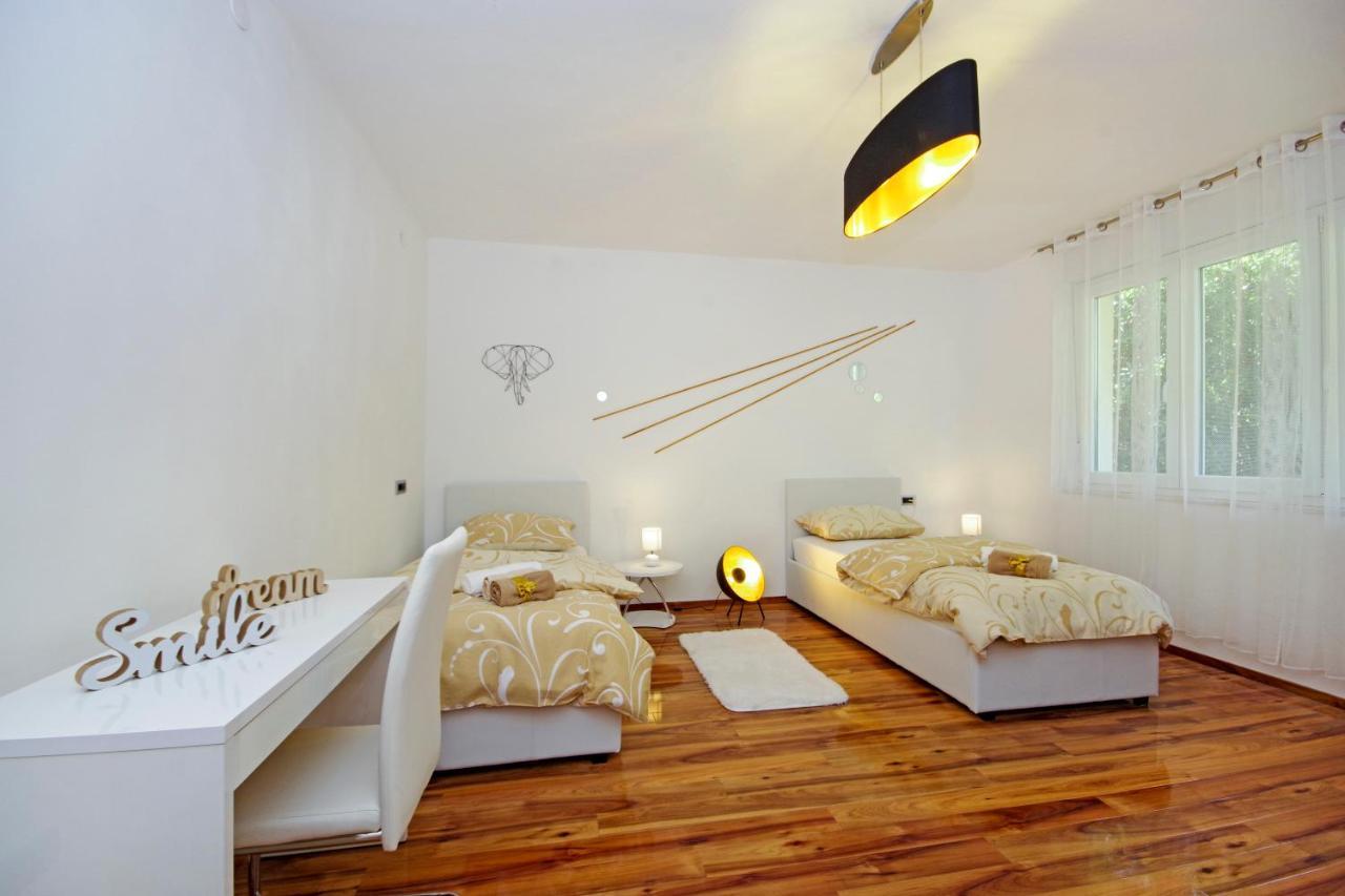 Split Symphony Veranda: Modern, New Apartment Bagian luar foto