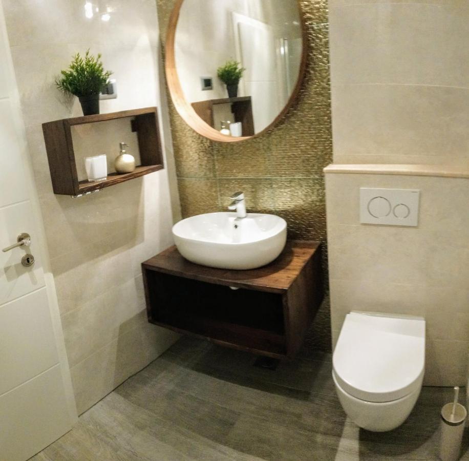 Split Symphony Veranda: Modern, New Apartment Bagian luar foto