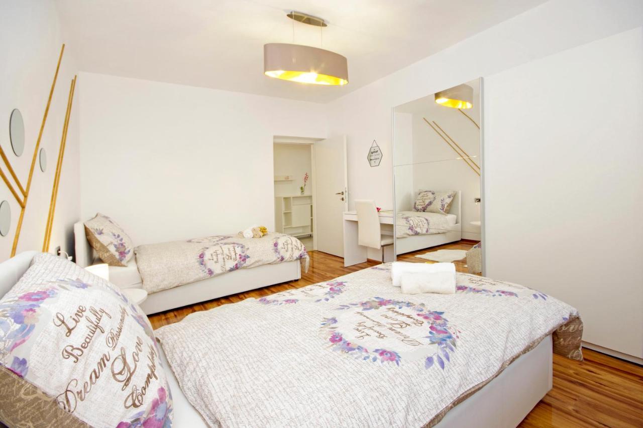 Split Symphony Veranda: Modern, New Apartment Bagian luar foto