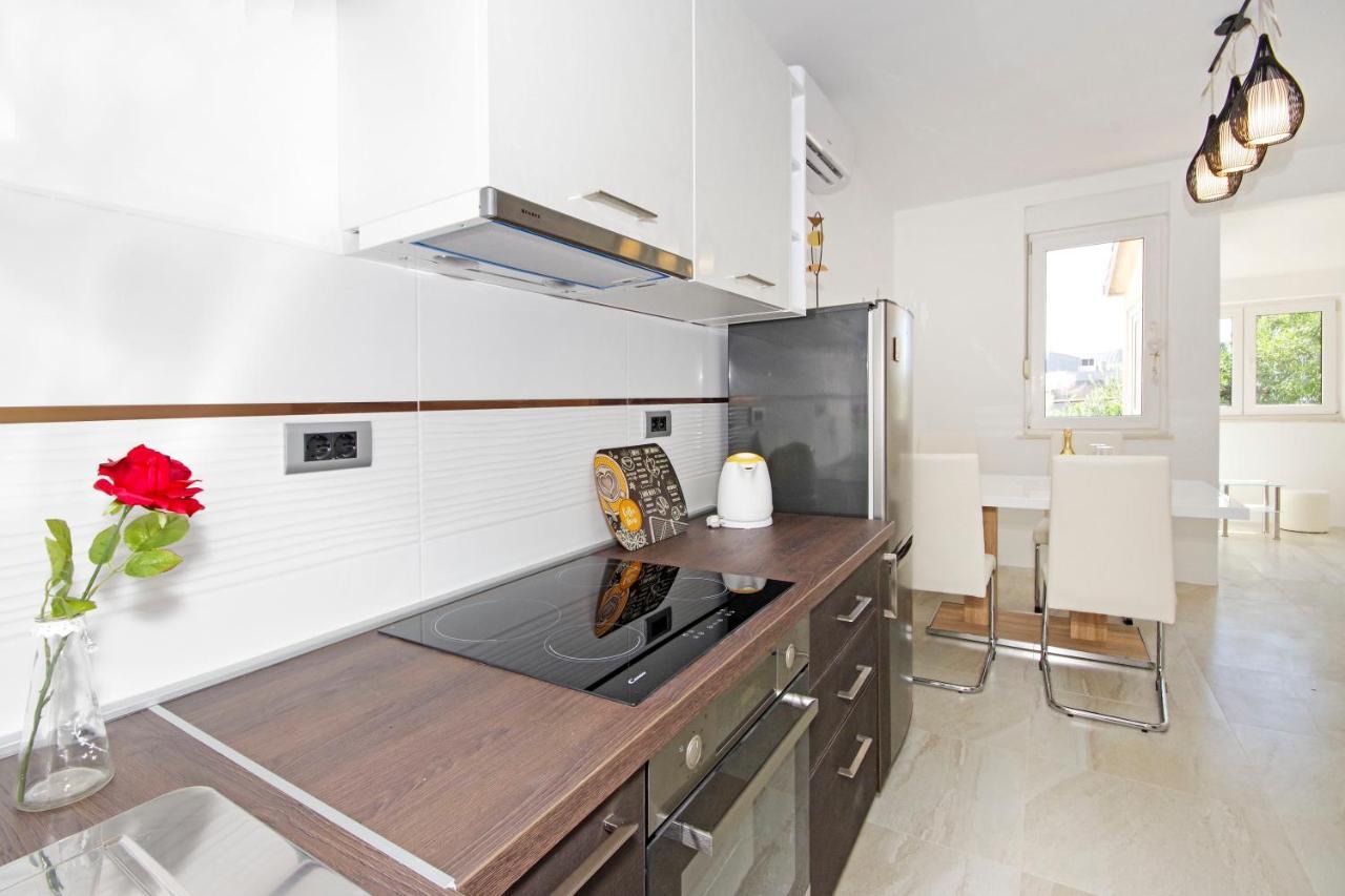Split Symphony Veranda: Modern, New Apartment Bagian luar foto