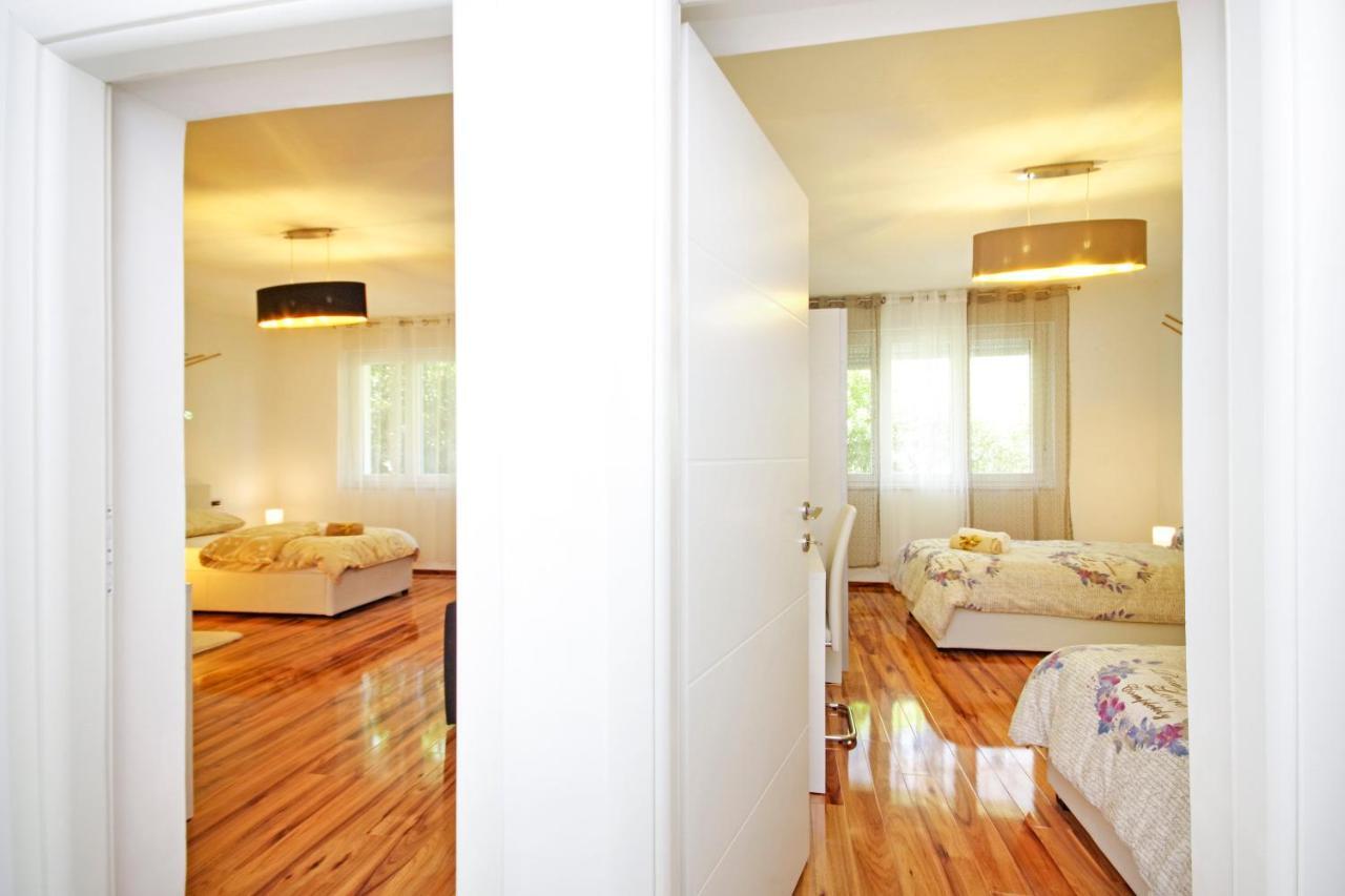 Split Symphony Veranda: Modern, New Apartment Bagian luar foto